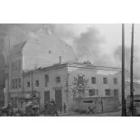 Des soldats chargent une charrette et incendie dans les environs.