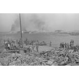 Un groupe de soldats se préparent à une traversée fluviale.