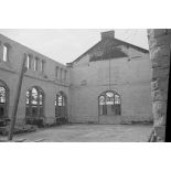 Vue intérieure d’un bâtiment en ruine.