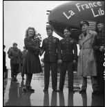 Monique Rolland sert la main d'un caporal chef américain lors de la cérémonie officielle du baptême de l'avion 