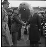 Tillon sert la main à un caporal chef américain lors de la cérémonie officielle du baptême de l'avion 