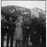 Tillon sert la main à un caporal chef américain lors de la cérémonie officielle du baptême de l'avion 