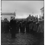 Charles Tillon, ministre de l'Air, s'incline pendant l'exécution de la Marseillaise.