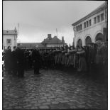 Charles Tillon, ministre de l'Air, passe en revu le détachement venu lui rendre les honneurs lors d'une visite d'une usine de la S.N.C.A., à Bourges.