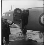 Charles Tillon, ministre de l'Air, visite un NC 701 Martinet venant d'être produit et prêt à être mis en service dans une usine de Bourges appartenant à la S.N.C.A.C.