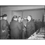 Réception au ministère de l'Air à Paris, en l'honneur du colonel Pouyade, commandant du régiment de chasse Normandie-Niemen.