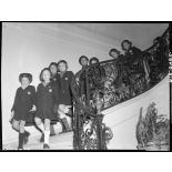 Les jeunes filles descendent les escaliers de la maison des Ailes à Echouboulains.