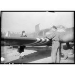 L'aviatrice Andrée Dupeyron et son avion, un Nord 1000, sur le terrain d'aviation d'Issy-les-Moulineaux.