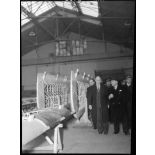 Charles Tillon se rend dans un autre atelier de l'usine de Puteaux.