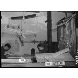 Des modèles réduits en cours de constrution exposés dans une salle de classe du lycée Condorcet à Paris.