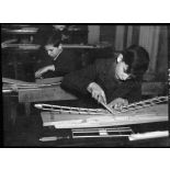 Des élèves du lycée Condorcet à Paris concentrés sur le montage de modèles réduits d'avions.