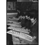 Un professeur et ses élèves dans une salle de classe du lycée Condorcet.