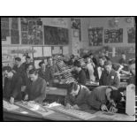 Deux professeurs et leurs élèves du lycée Condorcet à Paris dans une salle de classe.