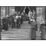Les honneurs rendus à la sortie de l'église du Val-de-Grâce lors des obsèques du capitaine Charles.