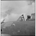 Un pilote sur son P-47 Thunderbolt.