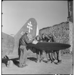 Des pilotes préparent une mission.