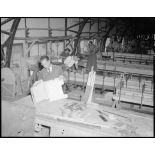 Le montage d'un siège.