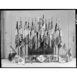 Drapeaux des escadres d'aviation dans le bureau du général Rignot, commandant la 2e Région Aérienne.