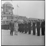 Le général de brigade aérienne Hartmann passe des troupes en revue sur l'aéroport du Bourget.