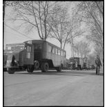 Des tracteurs FAR et semi-remorques autobus de l'Atelier Industriel de l'Air à Maison Blanche.