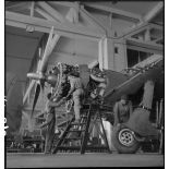 Montage des bougies de P-47 à l'Atelier Industriel de l'Air de Maison Blanche.