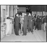 Réception de Fernand Grenier, commissaire à l'Air, à l'atelier industriel de l'Air (AIA) de Maison Blanche.