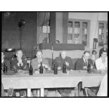 Fernand Grenier, commissaire à l'Air, et le général d'armée aérienne René Bouscat, chef d'état-major de l'armée de l'Air, participent au banquet donné lors de leur visite à l'atelier industriel de l'Air (AIA) de Maison Blanche.