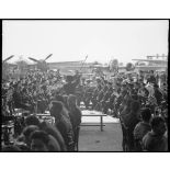 La musique de l'Air exécute les hymnes nationaux alliés lors de la visite de Fernand Grenier, commissaire à l'Air, à l'atelier industriel de l'Air de Maison Blanche.