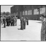 Le général Bouscat et Mr Grenier devant les Ateliers Industriels de l'Air de Maison Blanche.