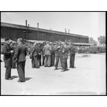 Le général Bouscat et Mr Grenier devant les Ateliers Industriels de l'Air de Maison Blanche.
