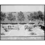 Les trois pavillons flottent à l'entrée de l'Atelier Industriel de l'Air de Maison Blanche, anglais, français et américain.