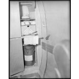 Le bar et le buffet dans l'avion de transport du général de Gaulle à Maison Blanche.