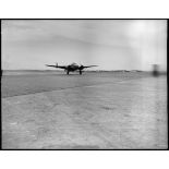 Décollage de l'avion du général de Gaulle sur la piste de Maison Blanche.