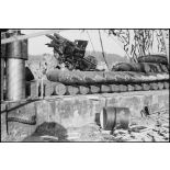 Un obusier de 105 mm Howitzer et des obus de 105 mm dans une batterie du 64e RAA (Régiment d'artillerie d'Afrique), en soutien de la 4e DMM (Division marocaine de montagne) pour la défense de Mulhouse (Haut-Rhin). [description provisoire]