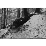 Abris de fortune pour des soldats du 1er RTM (Régiment de tirailleurs marocains) sur le front près de Ranspach (Haut-Rhin). [description provisoire]