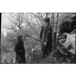 Bivouac de soldats du 1er RTM (Régiment de tirailleurs marocains) sur le front près de Ranspach (Haut-Rhin). [description provisoire]