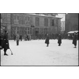 Cérémonie militaire avec le 6e RTM (Régiment de tirailleurs marocains) sur la place de la mairie à Vauvillers (Haute-Saône) le 15 janvier 1945. [description provisoire]