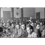 Repas réunissant les officiers du 6e RTM (Régiment de tirailleurs marocains) autour du colonel Baillif à Vauvillers (Haute-Saône) où le régiment est au repos. [description provisoire]