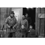Le général de Hesdin, à la tête de la 4e DMM (Division marocaine de montagne), et le colonel Baillif du 6e RTM (Régiment de tirailleurs marocains) devant le PC de la 4e DMM à Vauvillers (Haute-Saône), où stationne la division placée en réserve d'armée. [description provisoire]