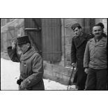 Le général de Hesdin, à la tête de la 4e DMM (Division marocaine de montagne), et le colonel Baillif du 6e RTM (Régiment de tirailleurs marocains) devant le PC de la 4e DMM à Vauvillers (Haute-Saône), où stationne la division placée en réserve d'armée. [description provisoire]