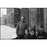Le colonel Baillif du 6e RTM (Régiment de tirailleurs marocains) devant le PC de la 4e DMM (Division marocaine de montagne) à Vauvillers (Haute-Saône), où stationne la division placée en réserve d'armée. [description provisoire]