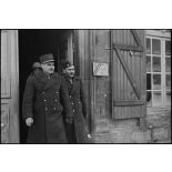 Le général Bondis, commandant le 6e RTM (Régiment de tirailleurs marocains), et le colonel Baillif du 6e RTM, devant le PC de la 4e DMM (Division marocaine de montagne) à Vauvillers (Haute-Saône), où stationne la division placée en réserve d'armée. [description provisoire]