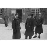 Le général Bondis, commandant le 6e RTM (Régiment de tirailleurs marocains), et le colonel Baillif du 6e RTM, devant le PC de la 4e DMM (Division marocaine de montagne) à Vauvillers (Haute-Saône), où stationne la division placée en réserve d'armée. [description provisoire]