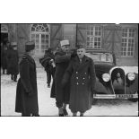 Le général Bondis, commandant le 6e RTM (Régiment de tirailleurs marocains), et le colonel Baillif du 6e RTM, devant le PC de la 4e DMM (Division marocaine de montagne) à Vauvillers (Haute-Saône), où stationne la division placée en réserve d'armée. [description provisoire]