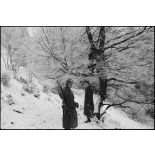 Réfection d'une ligne téléphonique par des soldats du 1er RTM (Régiment de tirailleurs marocains) près de Ranspach (Haut-Rhin). [description provisoire]