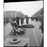 Cérémonie franco-polonaise à l'Arc de Triomphe à Paris en présence des généraux Juin et Koenig. [description provisoire]