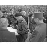 Cérémonie franco-polonaise à l'Arc de Triomphe à Paris en présence des généraux Juin et Koenig. [description provisoire]