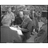 Cérémonie franco-polonaise à l'Arc de Triomphe à Paris en présence des généraux Juin et Koenig. [description provisoire]