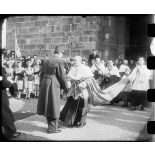 Le général de Gaulle salue l'évêque de Limoges.