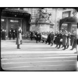 Le général de Gaulle, président du GPRF (gouvernement provisoire de la République française), salue le drapeau présenté par un piquet d'honneur à son arrivée en gare de Limoges.